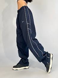 Joggers con lineas blancas